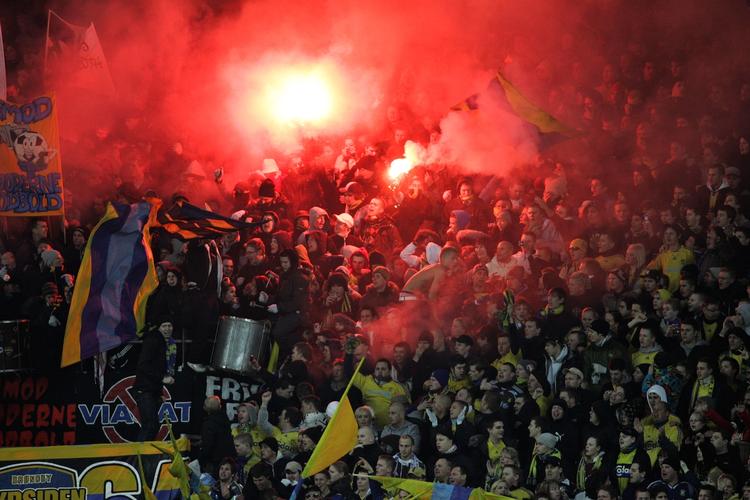 Det var før en kamp mellem Brøndby og FC København, at politiet foretog en masseanholdelse af 169 fodboldtilhængere. Nu har politiet opgivet sagen. Politiet har ikke beviserne i orden. 