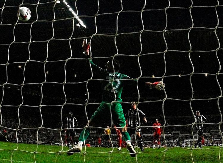 Peter Løvenkrands scorer det afgørende mål for Newcastle mod Middlesbrough. 