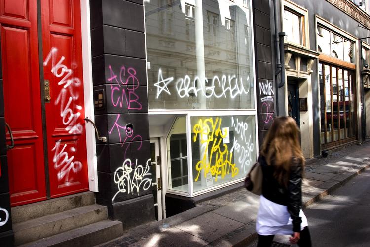 Hyskenstræde 12 efter de graffitimalernes hærværk. 