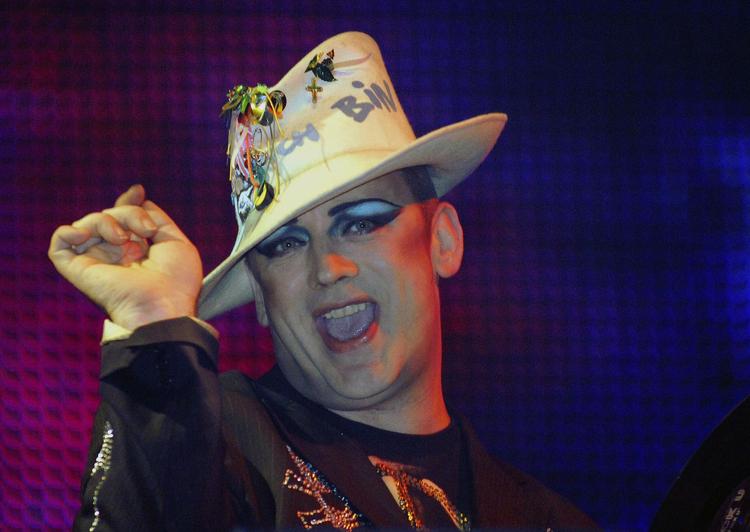 Boy George optræder ved en koncert i Tjekkiet, 2006. 
