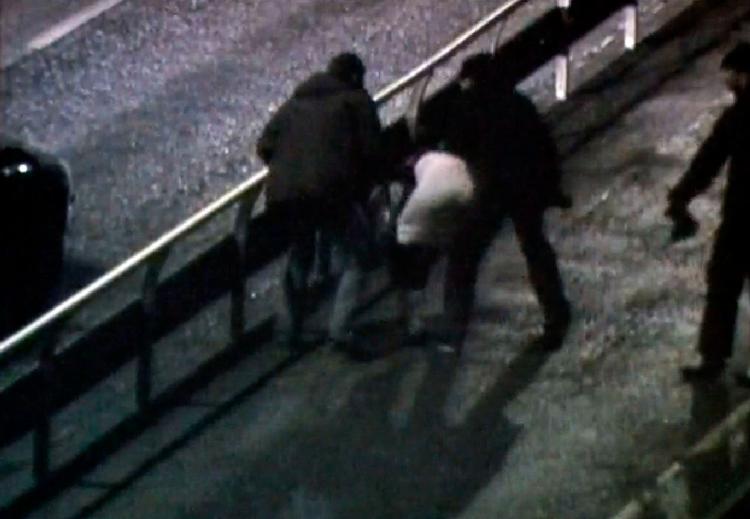 En tilsyneladende selvmordstruet kvinde bliver af Politiet ført væk fra Liljeholmsbroen i Stockholm og senere indlagt og tvangsmedicineret på et psykiatrisk hospital. Det viser sig senere, at være en del af kunsteleven Anna Odells eksamensprojekt.Foto fra værket 'Unknown, woman 2009-349701' 