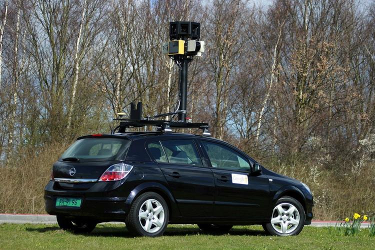 Arkivfoto af en Google Street View bil med 360 graders kamera på taget. 