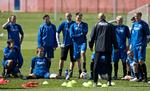 Ståle Solbakken (med ryggen til) har fuld opmærksomhed fra FCK-truppen under  træningen. Mange af spillerne har ikke prøvet at vinde guld med klubben, og det driver dem frem.  Foto: Jens Dresling 