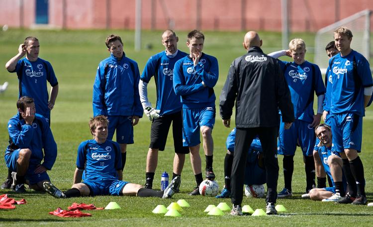 Ståle Solbakken (med ryggen til) har fuld opmærksomhed fra FCK-truppen under  træningen. Mange af spillerne har ikke prøvet at vinde guld med klubben, og det driver dem frem.  Foto: Jens Dresling 