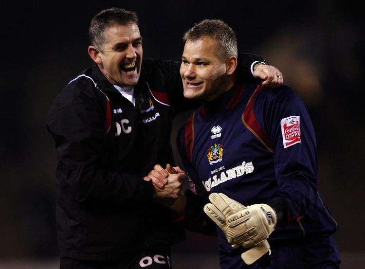 Brian Jensen (til højre) og manager V har god grund til at juble. Arkivfoto. 