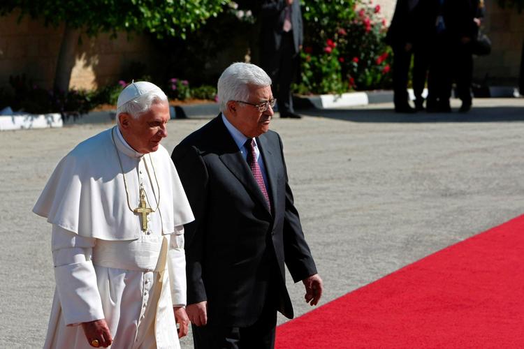Pave Beneditk blev modtaget i Betlehem af præsidenten for det palæstinensiske selvstyre, Mahmoud Abbas. 