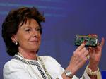 EU's konkurrencekommissær Neelie Kroes med en af Intels processorer ved pressemødet i dag. 