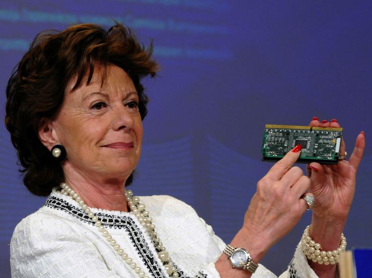 EU's konkurrencekommissær Neelie Kroes med en af Intels processorer ved pressemødet i dag. 