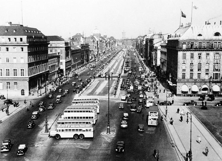 Berlin og instruktøren Lang er med i kapløbet om at komme først med talefilm. Her udsigt over Unter Den Linden. Foto: AP 