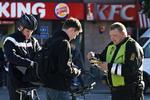 Københavnske cyklister måtte til lommerne i går, da færdselspolitiet stod klar på Rådhuspladsen. Arkivfoto 