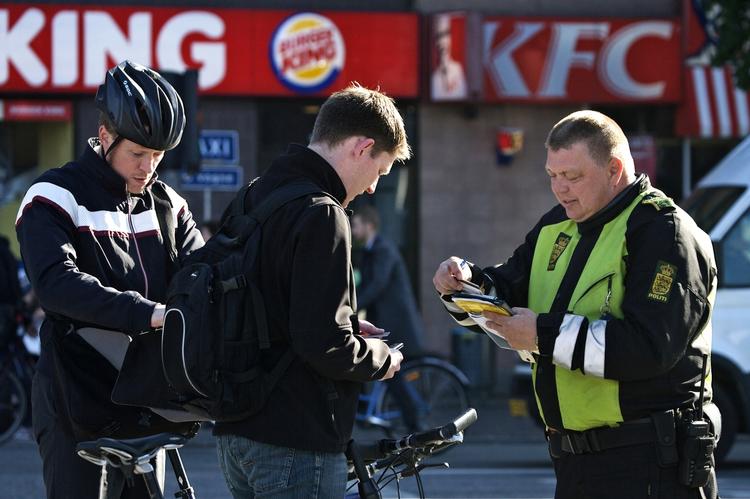 Københavnske cyklister måtte til lommerne i går, da færdselspolitiet stod klar på Rådhuspladsen. Arkivfoto 