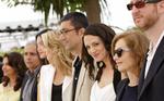 Årets jury består af (fra venstre) Sharmila Tagore III, Hanif Kureishi, Shu Qi, Robin Wright Penn, Nuri Bilge Ceylan, Asia Argento, præsidenten Isabelle Huppert og James Gray. Sydkoreanske Lee Chang-Dong er også med i juryen, men er ikke på billedet. 