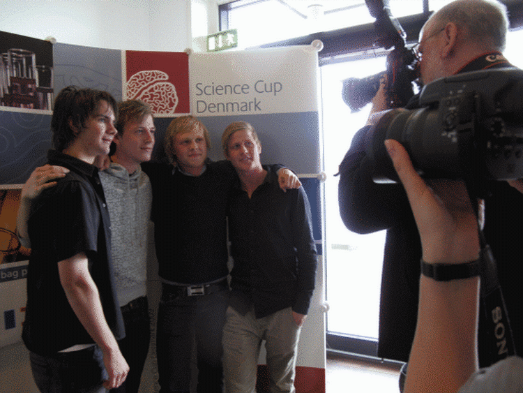 Kim Kristiansen, Kristian Horsager, Rune Grønkjær og Peter Weyergang fotograferes efter sejren i årets Science Cup Danmark. 