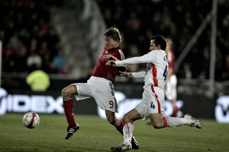 Landsholdsanfører Jon Dahl Tomasson i venskabskamp mod Tjekkiet. Arkivfoto. 