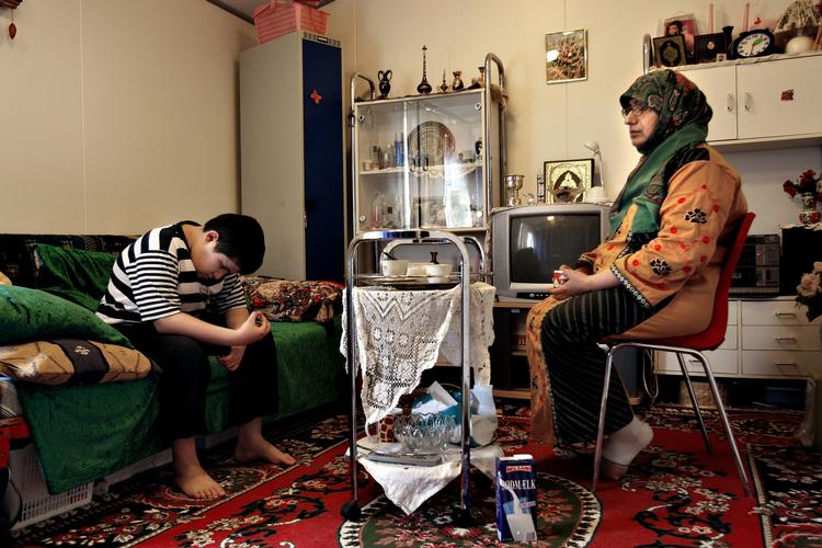Blandt andet denne irakiske mor og hendes psykisk syge søn kan nu formentlig se frem til at blive tvangshjemsendt til Irak. Dermed er det slut med at have hjemme i det 16 kvadratmeter store værelse i asylcentret Kongelunden på Amager. Arkivfoto. 