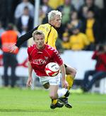 Vejles Rasmus Würtz og Horsens' Søren Friis i tæt kamp i bundopgøret, der endte 1-1. 