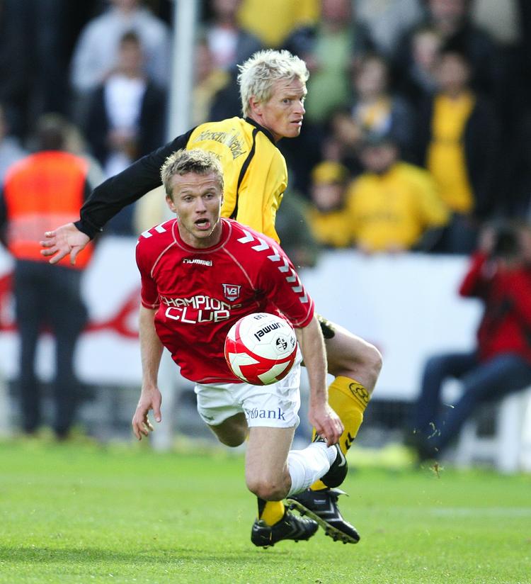 Vejles Rasmus Würtz og Horsens' Søren Friis i tæt kamp i bundopgøret, der endte 1-1. 