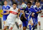 Stuttgarts Christian Träsch (tv.) og Schalkes Jefferson Farfan i intens duel om bolden under opgøret i Gelsenkirchen. 