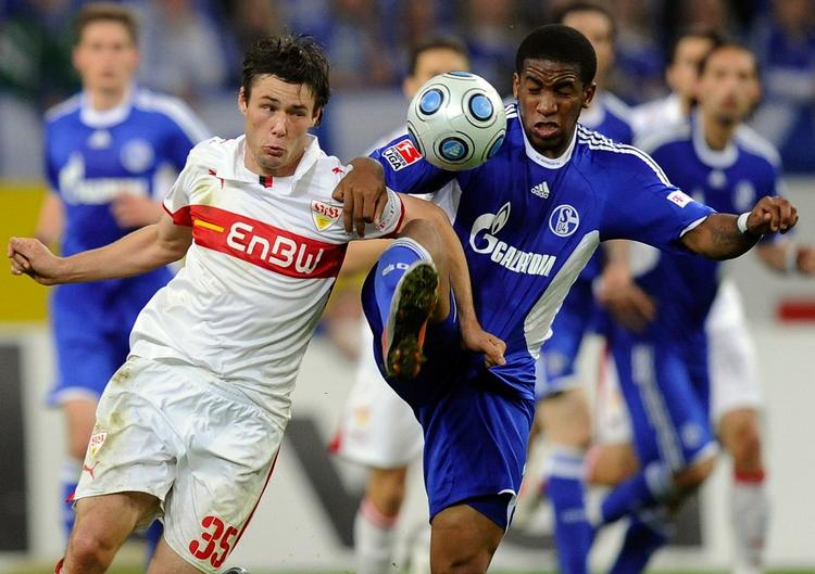 Stuttgarts Christian Träsch (tv.) og Schalkes Jefferson Farfan i intens duel om bolden under opgøret i Gelsenkirchen. 