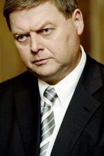 Syv ud af 12 Venstrefolk i byrådet i Furesø Kommune har meldt sig helt ud af partiet.. Blandt de udmeldte er tidligere Farumborgmester Lars Carpens. 