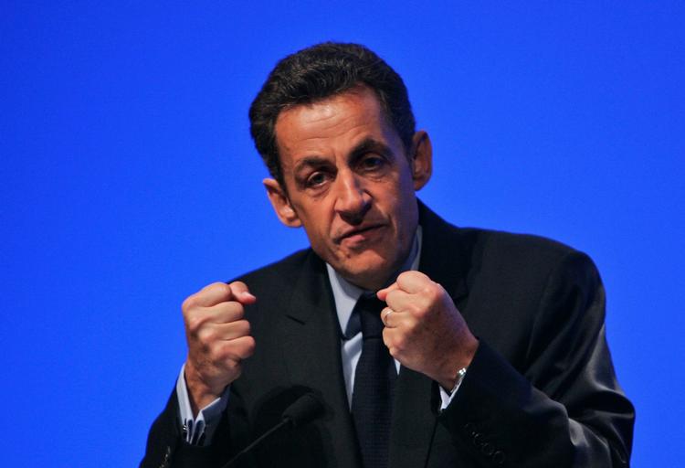 Den franske præsident Nicolas Sarkozy har knyttet næverne til kamp mod de franske netpirater. Sarkozy står bag en ny antipiratlov, der vil nægte mistænkte netpirater adgang til nettet i op til et år. Arkivfoto. 