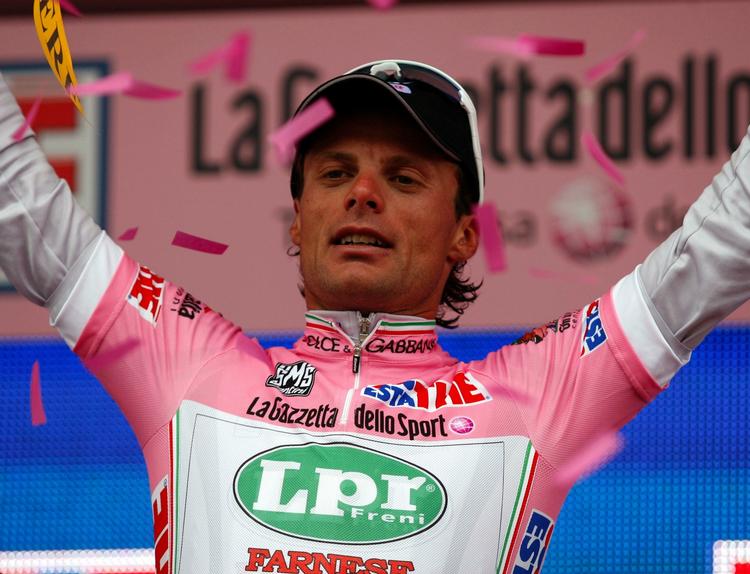 Danilo Di Luca fra Italien i de rosa førertrøje. 