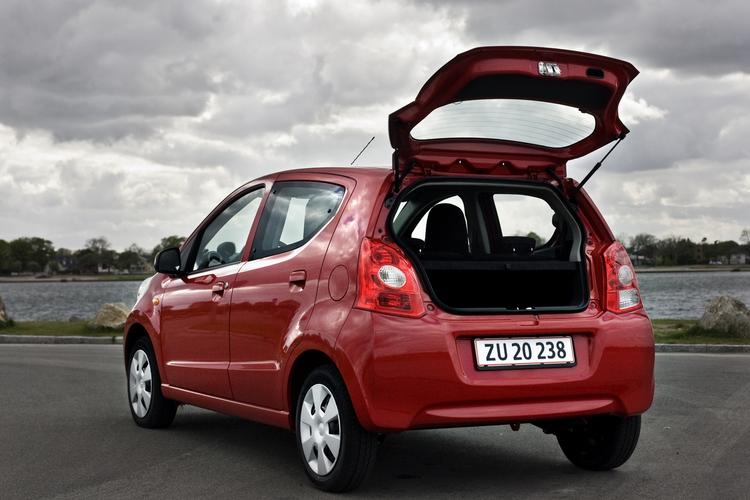 Bagagerummet er som det meste i Suzuki Alto: Småt. Men dog brugbart. 