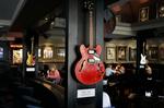 Hard Rock Cafe er et genuint stykke americana midt i København med en ganske glimrende burger og gratis isvand. Foto:  Finn Frandsen 