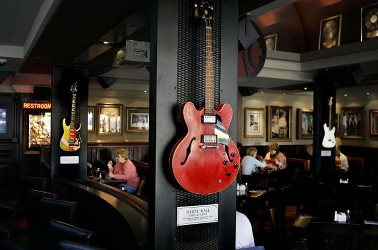 Hard Rock Cafe er et genuint stykke americana midt i København med en ganske glimrende burger og gratis isvand. Foto:  Finn Frandsen 
