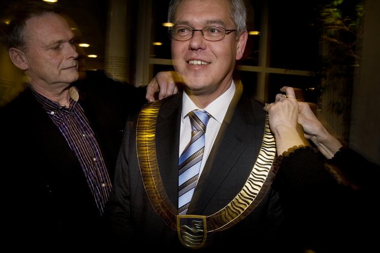 En glad Jesper Bach, da han fik en ny borgmesterkæde i december. Den kommer han ikke til at bære efter kommunalvalget til efteråret. 