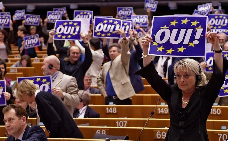 EU-parlamentet har stemt ja til at få lønforhøjelse. Billedet er fra 2005, hvor en gruppe parlamentarikere også stemte ja - den gang op til Frankrigs varslede folkeafstemning om EU-traktaten. 
