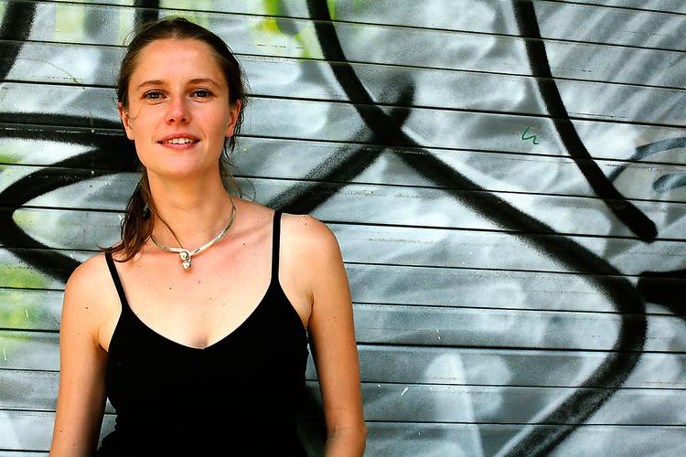 Céline Curiol  (f. 1975) har med 'Udgangstilladelse' skrevet en vældig god roman, der blot er hendes anden. Foto:  Isabelle Lion 