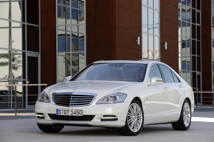 Mercedes S 400 Hybrid har en elmotor sammen med en stor benzinmotor. Således udstyret kører den 12,7 km/l. 