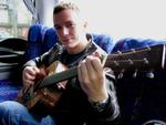 En afslappet Brinck i bandbussen. Foto: Line Prasz 