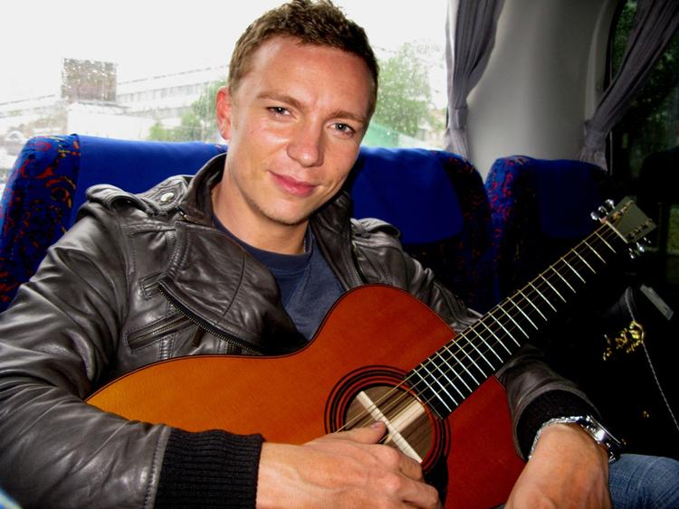 »Jeg har det fint med musik, der når folk hurtigt. Bare det ikke forlader dem lige så hurtigt igen«, siger Niels Brinck inden aftenens semifinale. Foto: Line Prasz 