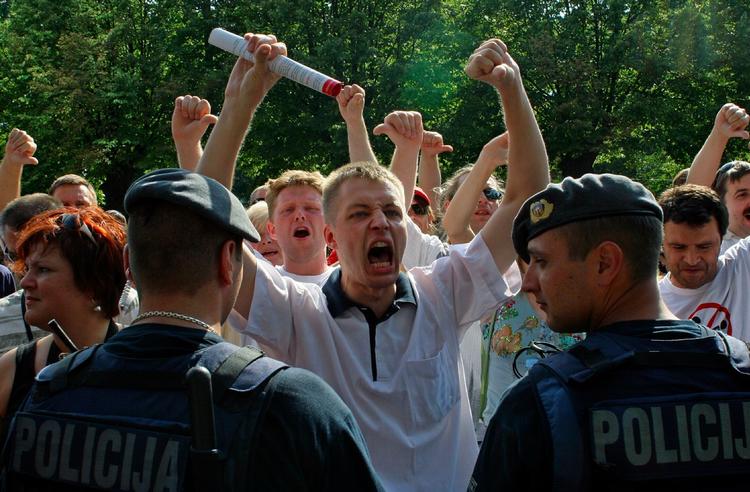 Tidligere homoparader i Riga er blevet mødt af store, vrede moddemonstrationer som her i 2006. Arkivfoto. 