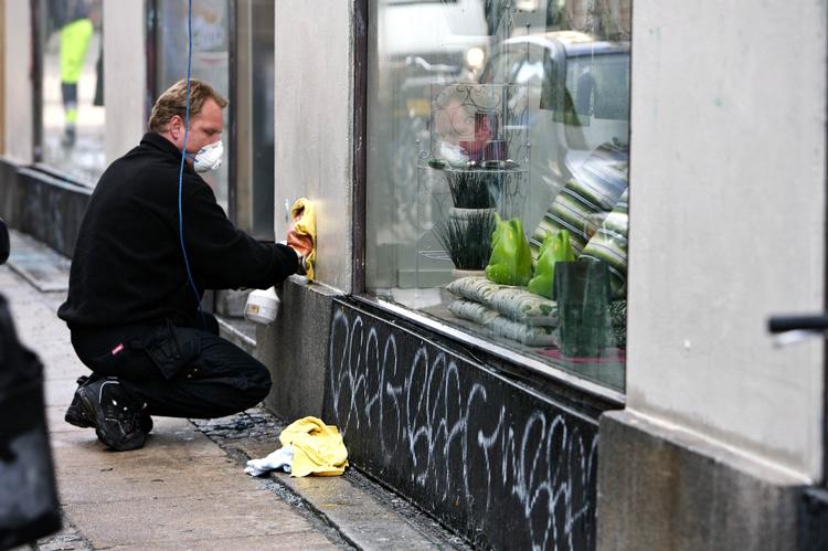 Facaderensning efter graffitiødelæggelserne i Hyskenstræde. Arkivfoto. 