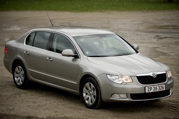 Skoda Superb har så meget benplads ved bagsædet, at selv den mest krævende minister må stille sig tilfreds. 