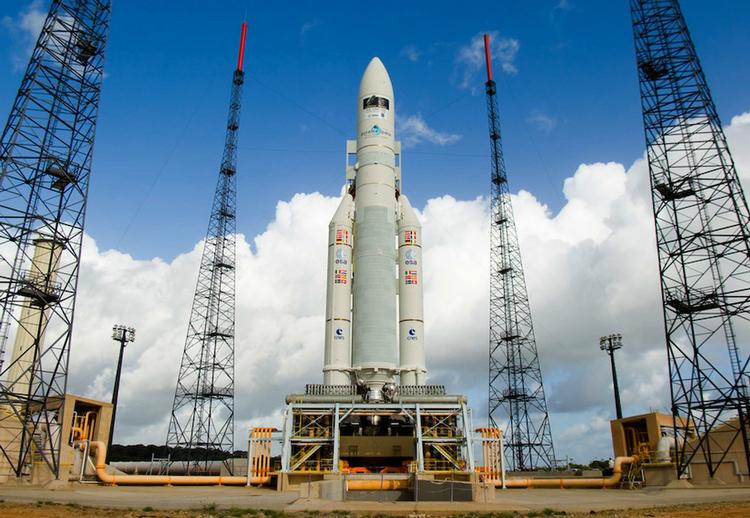 De to satellitter Herschel og Planck er blevet sendt ud i rummet med en fransk Ariane 5-raket fra en rumhavn i Fransk Guyana. Satellitterne var placeret øverst i raketten og blev frigivet med tre minutters mellem rum 15.37 og 15.40 og er nu på vej videre ud i deres baner over en mio. km. Fra Jorden. 