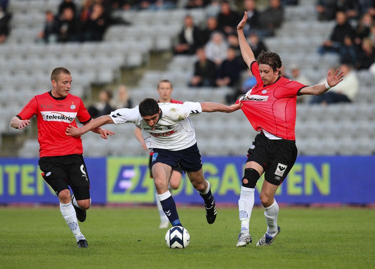 AGFs David Devdariani mellem Esbjergs Mikkel Vendelbo og Kari Arnason i første halvleg af Sasligakampen. 