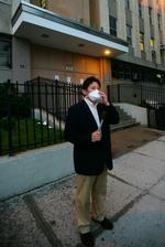 Flere skoler i New York bukker under for frygten for svineinfluenza. 