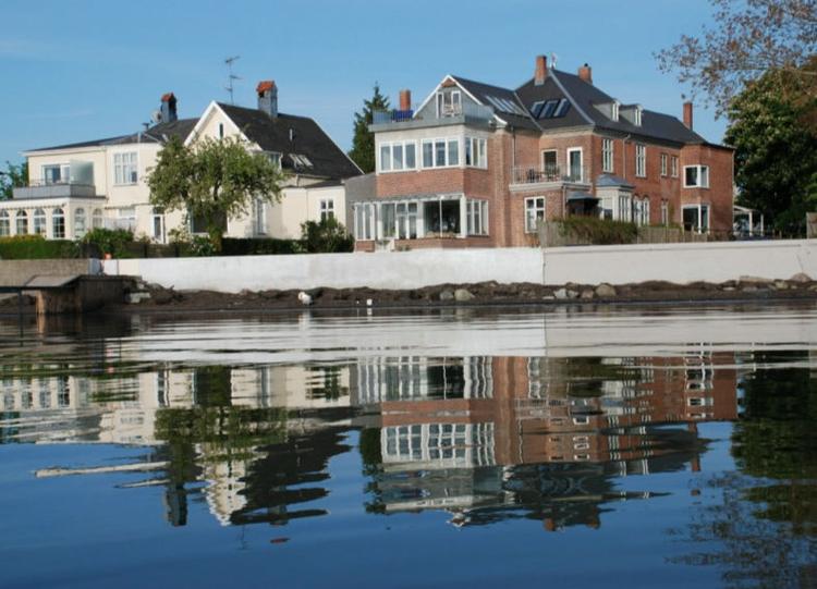 Danmarks for tiden dyreste villa i Hellerup er til salg for 66 millioner kroner. Hvis Sydbanks tal også gælder liebhaver-villaer, kan du spare godt 17 millioner. Foto: Home.dk 