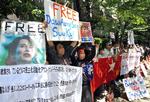 I store dele af verden er der protester mod fængslingen af oppositionslederen Aung San Suu Kyi i Myanmar. Her en demonstration i Japan (arkivfoto). 