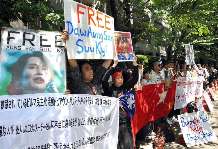 I store dele af verden er der protester mod fængslingen af oppositionslederen Aung San Suu Kyi i Myanmar. Her en demonstration i Japan (arkivfoto). 