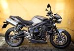 Med sin grå farve og et R bag navnet, signalerer Street Triple R, at den har fået tilføjet godt nyt fra racerbanen. 