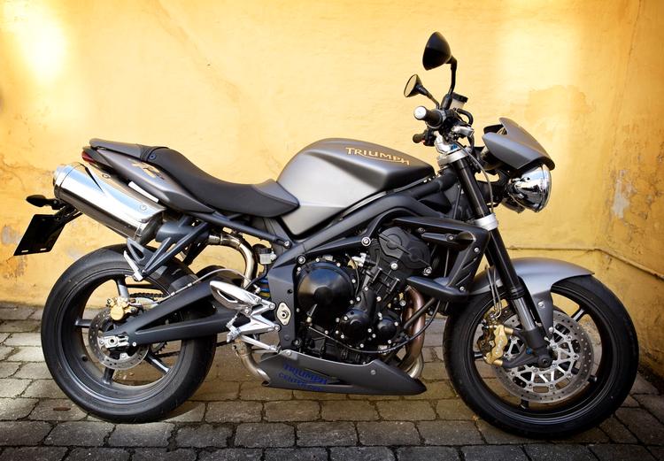 Med sin grå farve og et R bag navnet, signalerer Street Triple R, at den har fået tilføjet godt nyt fra racerbanen. 