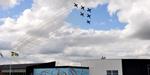 Swedish Air Force Team 60 tog Simone Aaberg Kærn på sengen, da de i går helt overraskende indviede hendes kunstværk med en farvestrålende flyveopvisning på Flygskolan Malmen. Foto: Mats Gyllander/Swedish Air Force 