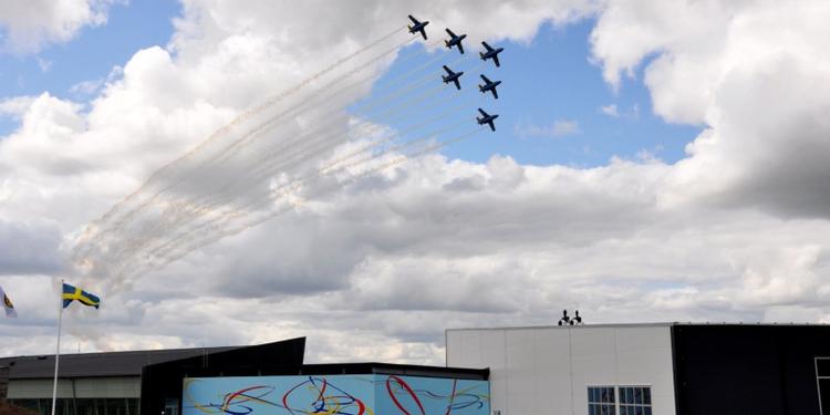 Swedish Air Force Team 60 tog Simone Aaberg Kærn på sengen, da de i går helt overraskende indviede hendes kunstværk med en farvestrålende flyveopvisning på Flygskolan Malmen. Foto: Mats Gyllander/Swedish Air Force 