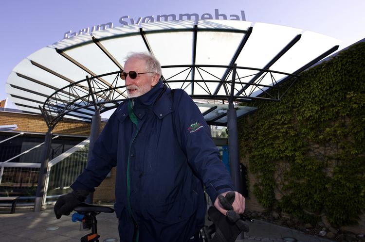 Foran Farum Svømmehal er Per Sichlau på vej fra morgensvømning. Stedet er en af de mange stridspunkter i Furesø Kommune. 