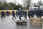 Kampklædte betjente på Nørrebrogade 1. marts 2007, hvor ungdomshuset blev ryddet. Politiet anholdt flere hundrede demonstranter bl.a. under en 'knibtangsmanøvre', som ses her. 